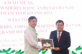 Secretary of the Party Committee of Khanh Hoa province Tran Phong (right) meets with Indian Ambassador to Vietnam Tshering Wangchuk Sherpa. (Photo: VNA)