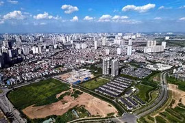 Vietnam is becoming a new hub in the regional supply chain, leading to a sharp increase in demand for industrial real estate, logistics and housing for foreign experts. (Photo: VNA)