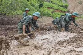 Soldiers search for missing victims in Dien Bien province on the morning of August 2, 2025. (Photo: VNA)