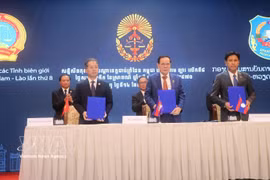The heads of the Vietnamese, Lao and Cambodian delegations sign the joint communiqué of the conference. (Photo: VNA)