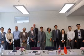 The Vietnamese Embassy in London's Education Section and representatives from the Department of Higher Education (Ministry of Education and Training) visit and hold a working session at Queen Mary University of London. (Photo published by VNA)