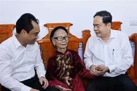 NA Chairman Tran Thanh Man (R) visits heroic Vietnamese mother Ta Thi Tran in Van Xuan ward of Thai Nguyen province on July 20. (Photo: VNA)