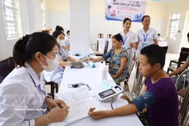 Periodic health check-ups and free health screenings are carried out at Nam Dinh Social Protection Centre No.1 in Xuan Truong commune, Ninh Binh province. (Photo: VNA)