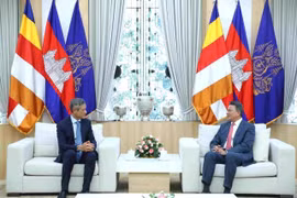 Vietnamese Ambassador to Cambodia Nguyen Minh Vu (L) and Cambodian Deputy Prime Minister and First Vice Chairman of the Council for the Development of Cambodia Sun Chanthol (Photo: VNA)