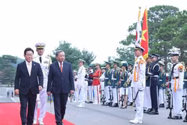 President of the Republic of Korea Lee Jae Myung (L) and General Secretary of the Communist Party of Vietnam Central Committee To Lam review the guard of honour. (Photo: VNA)