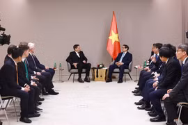 In the meeting between PM Pham Minh Chinh and Klaus Zellmer, Chairman of the Board of Management of Skoda Auto. (Photo: VNA)