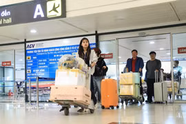CDC Hanoi is instructed to strengthen health monitoring of passengers entering and transiting through Noi Bai International Airport to detect suspected cases early and ensure timely isolation and handling at the point of entry (Illustrative photo: VNA)