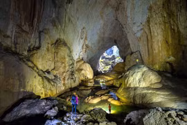 Inside Son Doong Cave in Quang Tri province (Photo published by VNA)