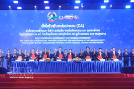 At the signing ceremony of a concession agreement for the design, construction, capital mobilisation, operation and maintenance of the Laos–Vietnam railway project in Vientiane on March 31. (Photo: VNA)