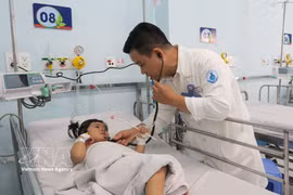 Dr Du Tuan Quy from the Children’s Hospital 1 in Ho Chi Minh City examines a patient with hand, foot and mouth disease. (Photo: VNA)