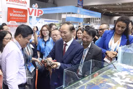 Deputy Minister of Agriculture and Environment Phung Duc Tien and delegates visit a booth at the VINAFIS EXPO 2026. (Photo: VNA)
