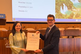 Ambassador Nguyen Thi Van Anh (L), Permanent Representative of Vietnam to UNESCO, receives the Certificate of Re-recognition for the Non Nuoc Cao Bang Global Geopark. (Photo: VNA)