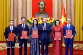Party General Secretary and State President To Lam presents appointment decisions to five ambassadors of Vietnam to overseas postings at a ceremony in Hanoi on April 28, 2026. (Photo: VNA)