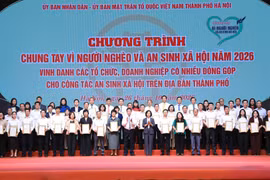 President of the Vietnam Fatherland Front Committee of Hanoi Bui Huyen Mai and Standing Vice Chairman of the municipal People's Committee Duong Duc Tuan receive the donations and present letters of appreciation to the participating organisations (Photo: thanhuyhanoi.vn)