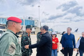 Venezuelan Foreign Minister Yván Gil Pinto sees off Vietnam's rescue and relief team at Simón Bolívar International Airport in Caracas on July 9 (local time) (Photo: Vietnamese Ministry of Foreign Affairs)