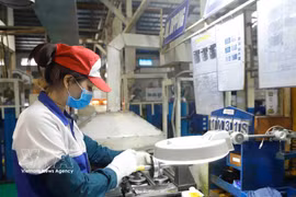 A worker produces mechanical products at EXEDY Vietnam Co., Ltd. in the Khai Quang Industrial Park, Phu Tho province. (Photo: VNA)