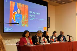 Vietnamese Ambassador to Argentina Ngo Minh Nguyet (first, left) speaks about Vietnam's foreign policy at the Catholic University of Argentina (UCA) (Photo: VNA)