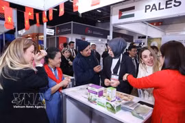 Delegates visit booths of Vietnamese cooperatives and enterprises at Halal Expo 2025. (Photo: VNA)