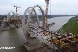 Public investment disbursement during the first five months of the year reaches around 24% of the annual plan, modest compared with expectations. (Photo: VietnamPlus)