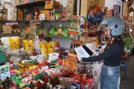 Scanning QR code for payment at a market in Hung Yen province. (Photo: VNA)