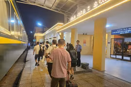 Passsengers board a train connecting Vietnam and China. (Photo: VNA)