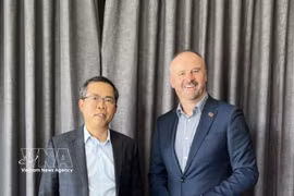 Vietnamese Ambassador to Australia Pham Hung Tam (left) and ACT Chief Minister Andrew Barr. (Photo: VNA)