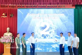 Delegates launch the AI-powered kiosk system for public administrative services in Dong Tien commune, Thanh Hoa province. (Photo: VNA)