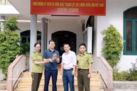 The Centre for Creature Rescue, Conservation and Development under Phong Nha – Ke Bang National Park receives a Sunda pangolin from the People's Committee of Huong Hiep commune, Quang Tri province. (Photo published by VNA)