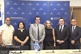 Vietnamese Ambassador to Greece Pham Thi Thu Huong (second from left) and representatives of other ASEAN countries at the meeting with Greek Minister of Migration and Asylum Athanasios Plevris (third from left). (Photo published by VNA)