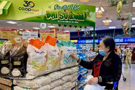 A woman shops at the Vietnamese goods section of Co.opmart Ly Thuong Kiet supermarket in Ho Chi Minh City. (Photo: VNA)