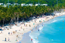 Crowds flood in Sunset Town: Flights touch down every 5 minutes as Phu Quoc tourism booms!