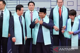 Indonesian President Prabowo Subianto (central) during a group photo session on the second day of the 2025 Asia-Pacific Economic Cooperation (APEC) Summit in Gyeongju, the Republic of Korea on November 1. (Photo: ANTARA)