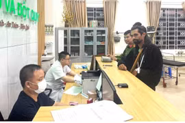 Albert is taken by police from Y Ty commune to Lao Cai General Hospital No. 2 for treatment on the night of April 18, 2026. (Photo: baolaocai.vn)
