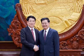 Stae President Luong Cuong (left) and General Secretary of the Lao People's Revolutionary Party (LPRP) Central Committee and President Thongloun Sisoulith in Vientiane on April 24. (Photo: VNA)