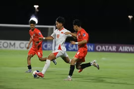 Players at the Vietnam (in white) – Yemen match on May 7. (Photo: VFF)