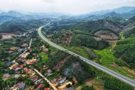 Growing demand for financing for infrastructure and green transition projects is driving Vietnam’s search for new sources of capital. In the photo: A section of Noi Bai – Lao Cai Expressway. (Photo: VNA)