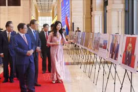 Vietnamese Prime Minister Pham Minh Chinh and his Lao counterpart Sonexay Siphandone tour the display (Photo: VNA)