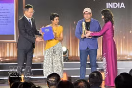 Vice State President Vo Thi Anh Xuan ( first, right) and Da Nang Party Committee Secretary Le Ngoc Quang present the Best Asian Film award to India's Full Plate. (Photo: VNA)