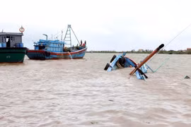 Rescure forces bring all crew members on a watercraft that was capsized to shore safely on the Chanh River, Quang Yen ward, Quang Ninh province. (Photo: VNA)