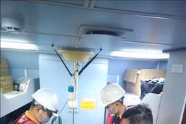 The Korean sailor with acute appendicitis is transferred to Nha Trang city by the Vietnamese rescue ship. (Source: VNA)