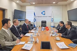 At a working session between Vietnamese Ambassador to Israel Nguyen Ky Son and Israeli Minister of Economy and Industry Nir Barkat. (Photo: VNA)