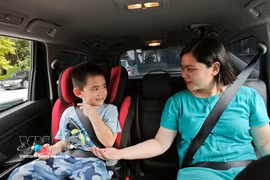 Motorists transporting young children without appropriate child safety restraints will face penalties from August 15, 2026. (Photo: VNA)