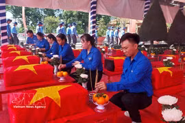 A solemn ceremony is held at the Vinh Hung–Tan Hung Martyrs' Cemetery in Tay Ninh province to receive the remains of 173 Vietnamese volunteer soldiers and experts who laid down their lives in Cambodia. (Photo: VNA)
