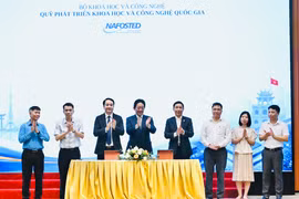 The National Foundation for Science and Technology Development under the Ministry of Science and Technology signs funding agreements for five Vietnam-Japan joint research projects in semiconductors for 2026 at a ceremony on July 22 (Photo: https://baochinhphu.vn/)