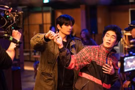 Korean actor Lee Yi Kyung in a scene from the Vietnam-Republic of Korea co-production film “Here I Am". (Photo of the film producer)