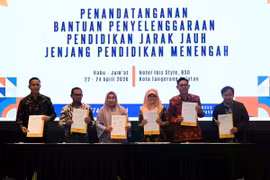 A group photo during the signing ceremony for assistance in the implementation of distance learning at the secondary education level in South Tangerang, Banten, on April 23, 2026. (Photo: Antara)