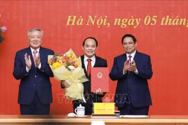 Prime Minister Pham Minh Chinh (right) and Permanent Deputy Prime Minister Nguyen Hoa Binh (left) present a decision appointing Nguyen Quoc Doan as Standing Deputy Inspector General of the Government Inspectorate. (Photo: VNA)
