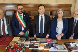 Vietnamese Ambassador to Italy Duong Hai Hung (middle) presents a collection of books on President Ho Chi Minh to the A.P.S INTRA Association in Marsciano. (Photo: VNA)