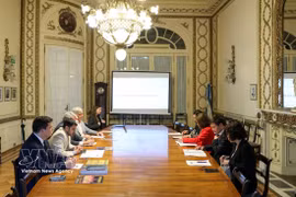 At the working session with representatives of Austral University (Photo: VNA)