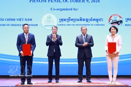 Prime Minister Le Minh Hung and his Cambodian counterpart Hun Manet witness the exchange of cooperation agreements between businesses of the two countries (Photo: VNA)